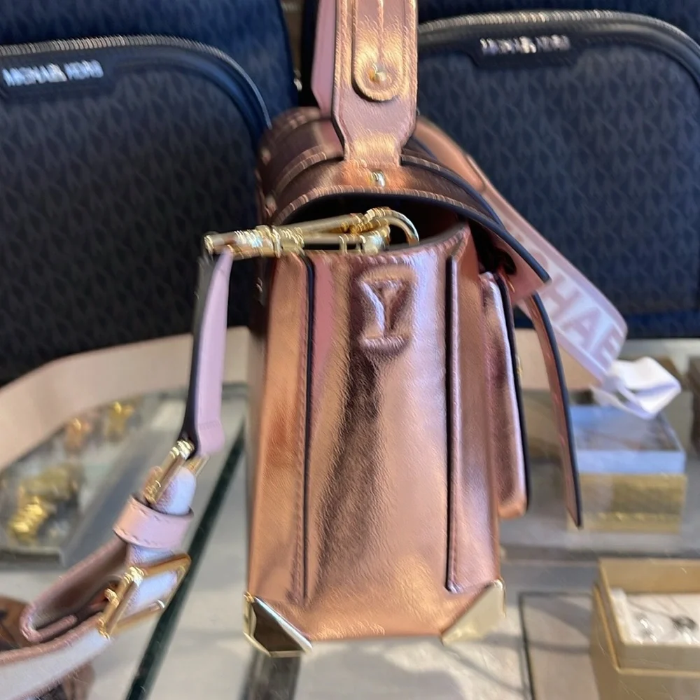 MICHAEL KORS
Manhattan Medium TH SCHOOL Crackled Metallic Leather SATCHEL
NWT - Picture 14 of 16